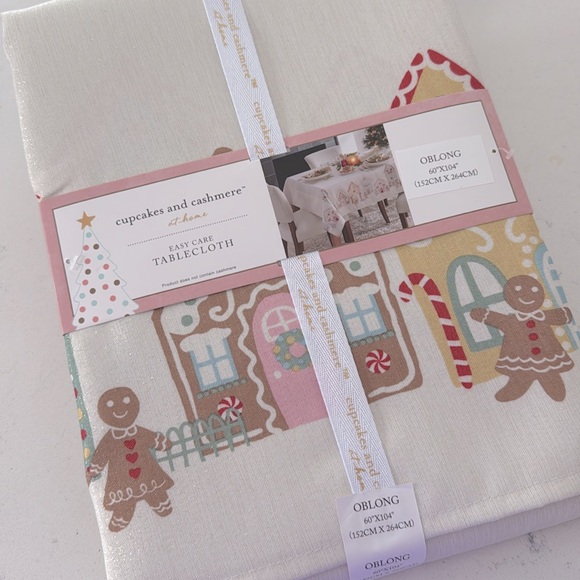 cupcakes & cashmere Other - NEW Cupcakes and Cashmere Christmas Gingerbread Shimmer Tablecloth oblong